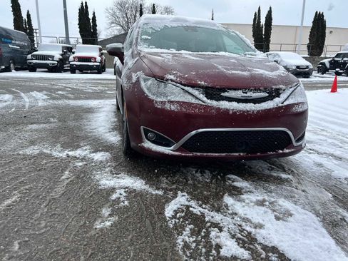 Used 2019 Chrysler Pacifica Limited w/ Tire & Wheel Group image 5