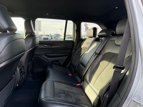 Used 2025 Jeep Grand Cherokee Altitude image 4