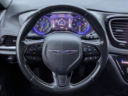 Used 2021 Chrysler Pacifica Touring w/ Uconnect Theater Family Group image 10