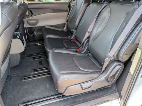 Used 2025 Kia Carnival EX FWD image 26