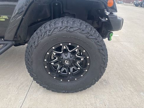 Used 2012 Jeep Wrangler Unlimited Rubicon image 10