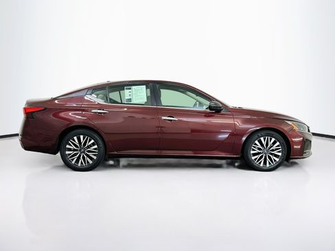 Used 2025 Nissan Altima 2.5 SV FWD image 10