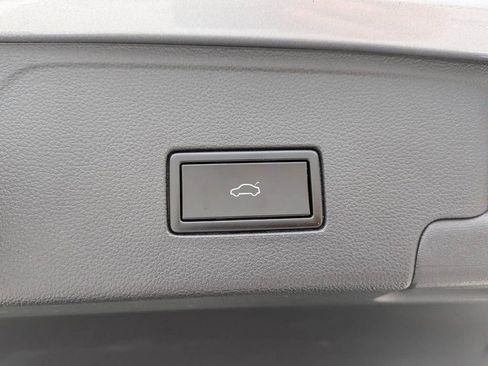 Used 2020 Volkswagen Atlas Cross Sport SE FWD image 27