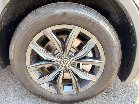 Used 2024 Volkswagen Tiguan SE AWD/4WD image 34