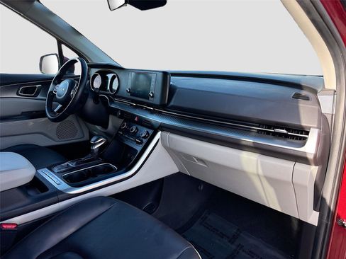Used 2024 Kia Carnival LX image 33