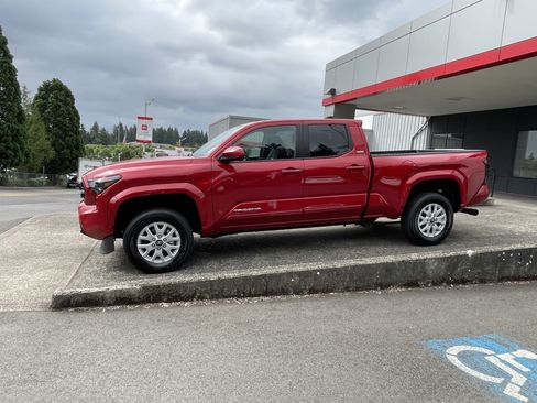 Certified 2025 Toyota Tacoma SR5 AWD/4WD image 4