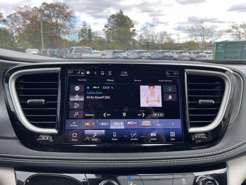 Used 2022 Chrysler Pacifica Touring-L image 26