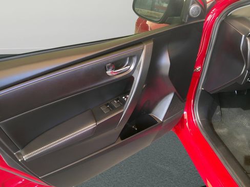 Used 2017 Toyota Corolla SE image 29