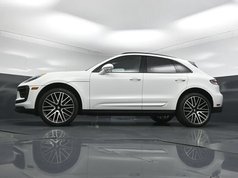 Certified 2025 Porsche Macan AWD/4WD image 23
