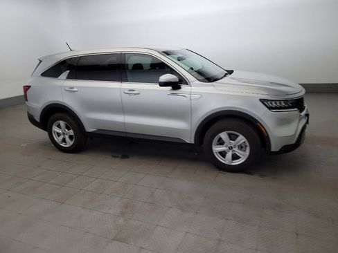 Used 2022 Kia Sorento LX image 11