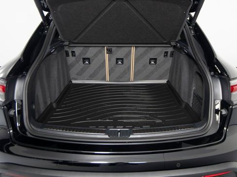 Certified 2025 Porsche Macan image 39