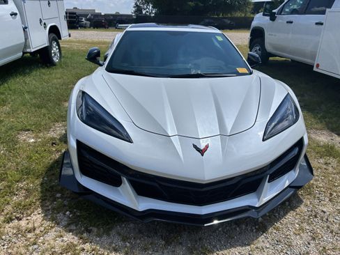 Used 2023 Chevrolet Corvette Z06 w/ Z07 Performance Package RWD image 2