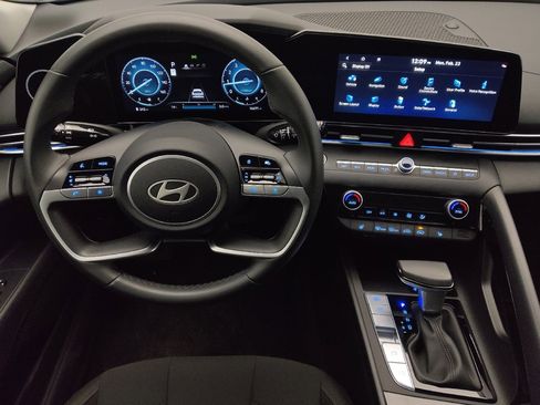 Used 2025 Hyundai Elantra SEL image 22