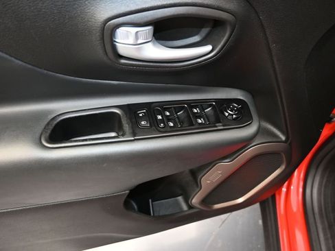 Used 2023 Jeep Renegade Latitude AWD/4WD image 11