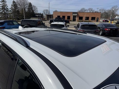 Used 2024 Chevrolet Traverse RS AWD/4WD image 3