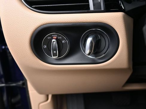 Certified 2025 Porsche Macan AWD/4WD image 24