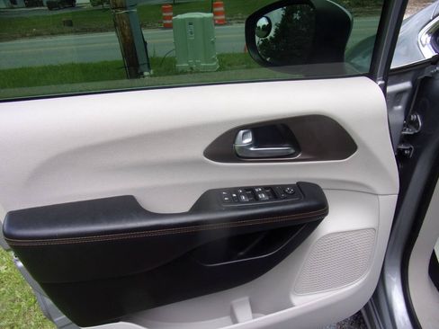 Used 2017 Chrysler Pacifica Touring FWD image 20