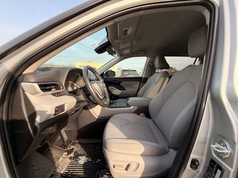 Used 2022 Toyota Highlander LE image 23