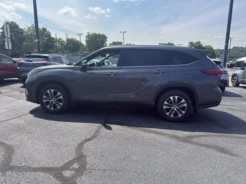 Used 2022 Toyota Highlander XLE AWD/4WD image 8
