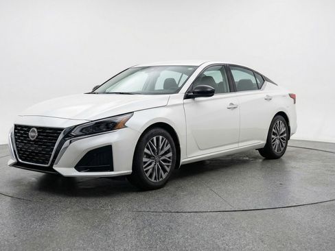 Used 2025 Nissan Altima 2.5 SV FWD image 3