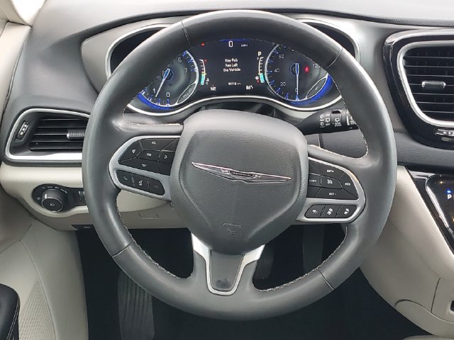 Used 2023 Chrysler Pacifica Touring-L FWD image 13