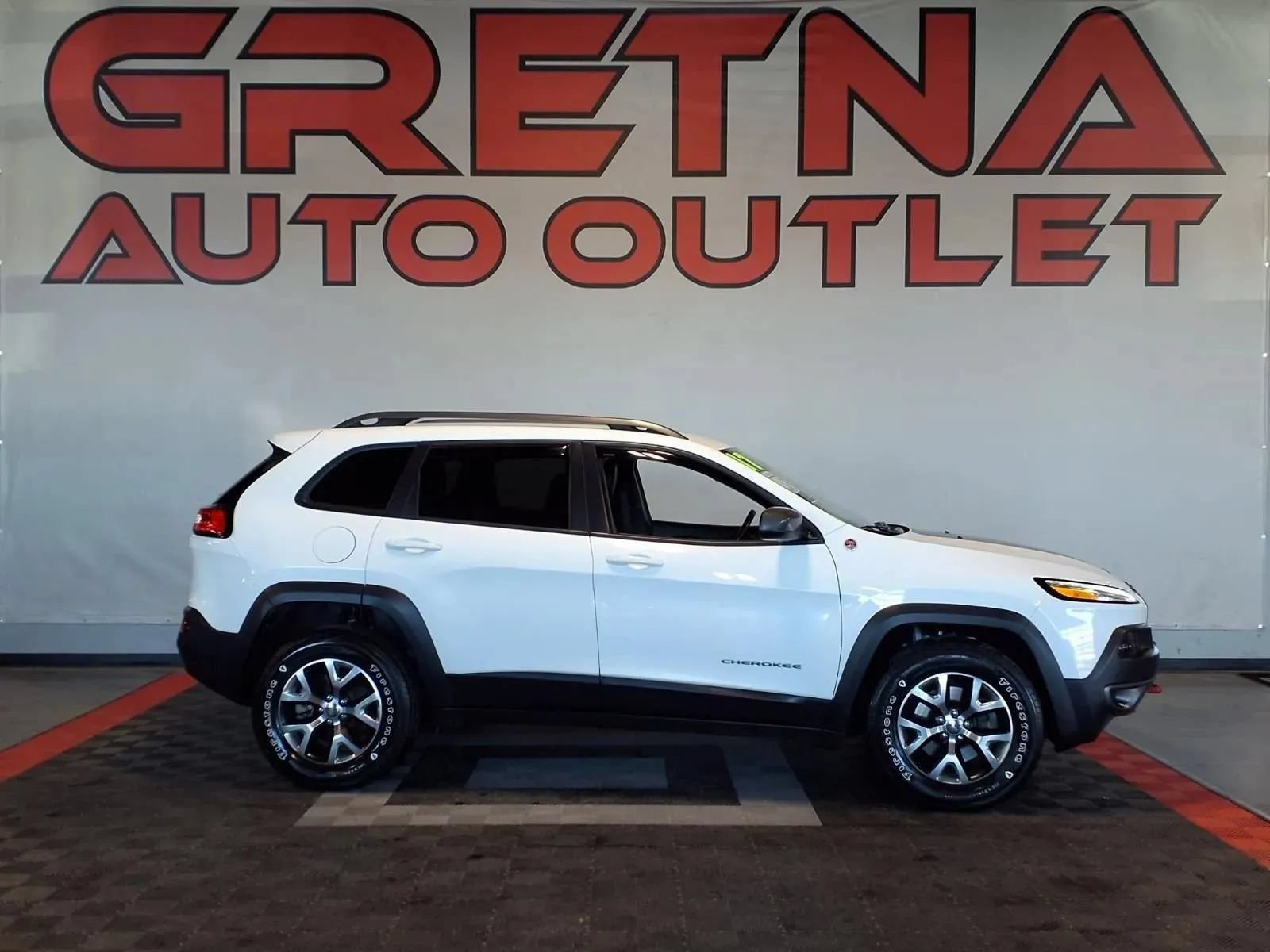 Used 2017 Jeep Cherokee Trailhawk w/ Cold Weather Group AWD/4WD image 1