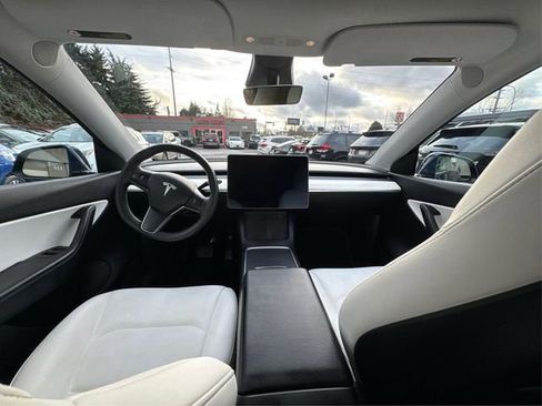 Used 2022 Tesla Model Y Long Range AWD/4WD image 24