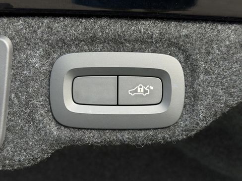 Used 2020 Volvo S60 T5 Momentum image 16