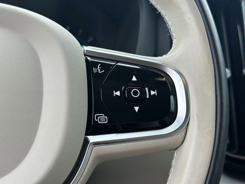 Used 2023 Volvo XC60 B5 Plus image 30