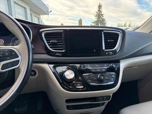 Used 2018 Chrysler Pacifica Limited image 23