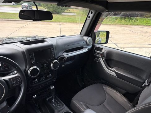 Used 2017 Jeep Wrangler Unlimited Sahara AWD/4WD image 43