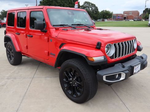 Used 2025 Jeep Wrangler Unlimited Sahara w/ Safety Group AWD/4WD image 3