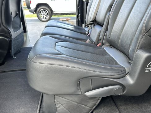 Used 2019 Chrysler Pacifica Touring-L FWD image 30