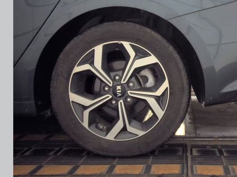 Used 2020 Kia Forte LXS FWD image 3