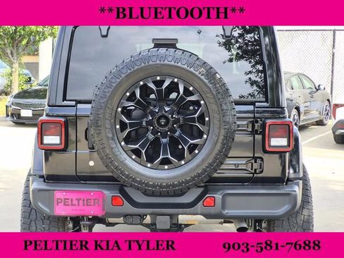 Used 2018 Jeep Wrangler Unlimited Sahara AWD/4WD image 6