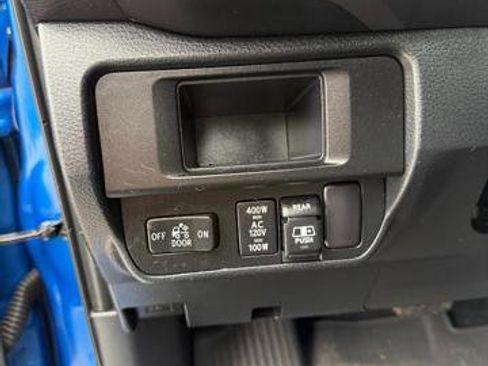 Used 2017 Toyota Tacoma TRD Sport w/ Premium & Technology Package image 9