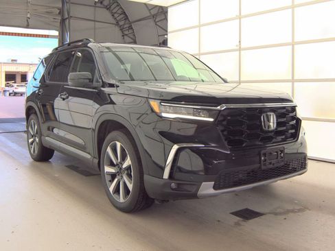 Used 2023 Honda Pilot Touring image 3