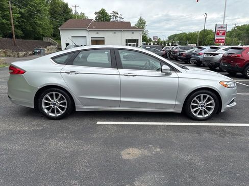 Used 2017 Ford Fusion SE w/ Fusion SE Technology Package FWD image 6