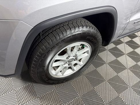 Used 2019 Jeep Grand Cherokee Laredo AWD/4WD image 10