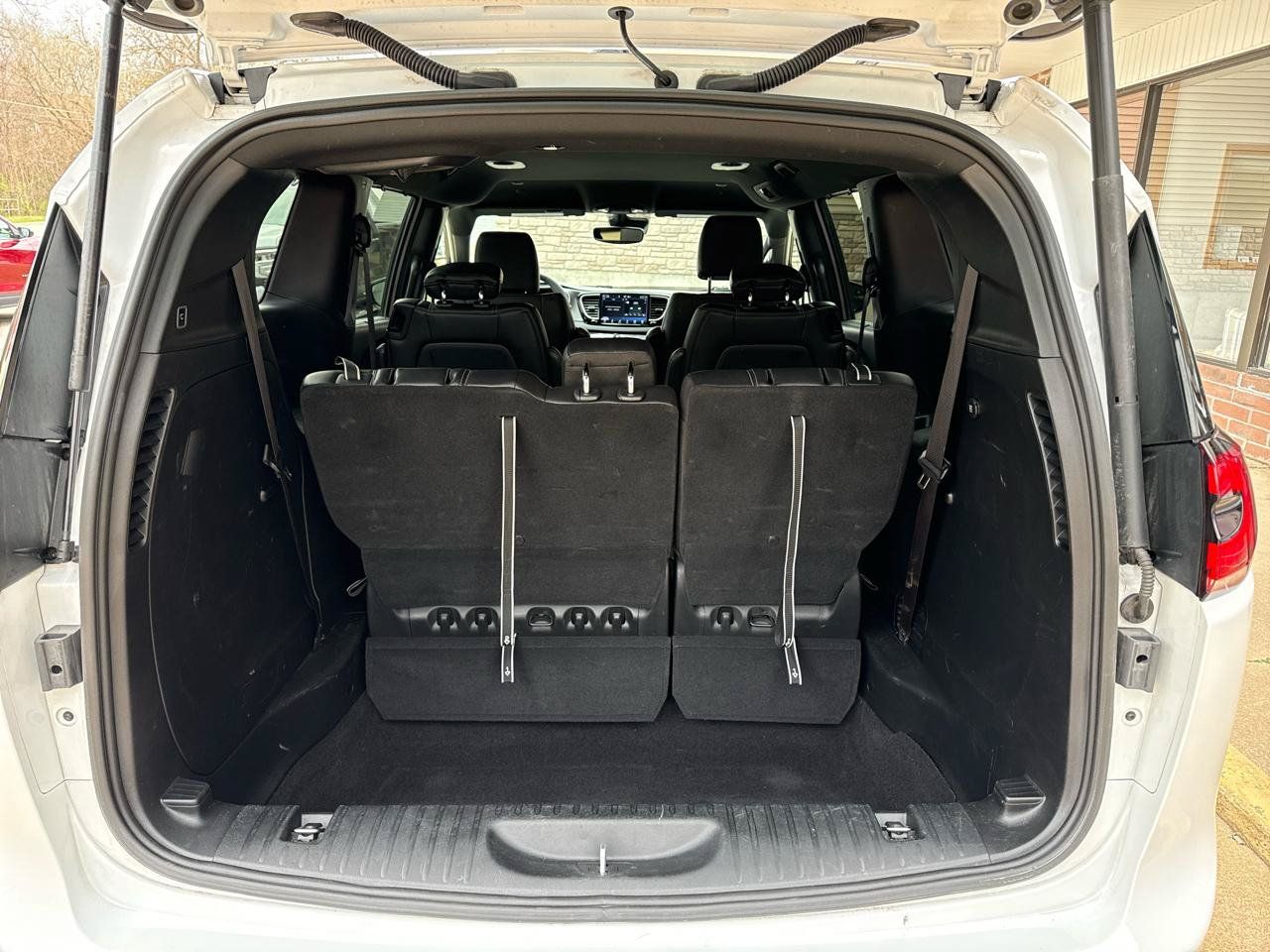 Used 2025 Chrysler Pacifica Select FWD image 18