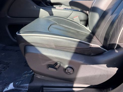 Used 2022 Chrysler Pacifica Limited w/ S Appearance Package image 12