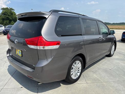 Used 2014 Toyota Sienna XLE w/ XLE Premium Package FWD image 4