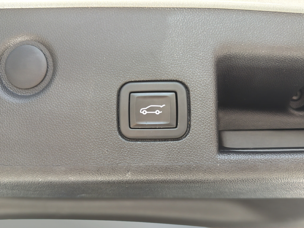 Used 2022 Chevrolet Equinox RS w/ RS Leather Package FWD image 17