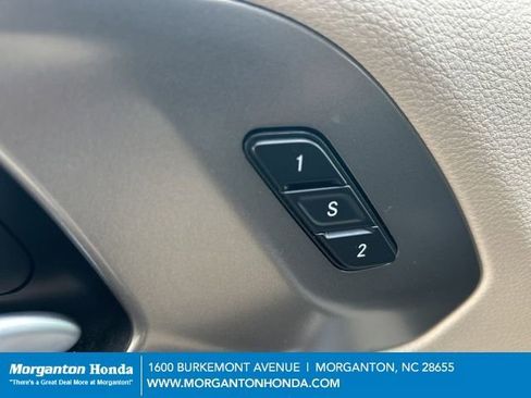 Used 2024 Chrysler Pacifica Touring-L FWD image 15