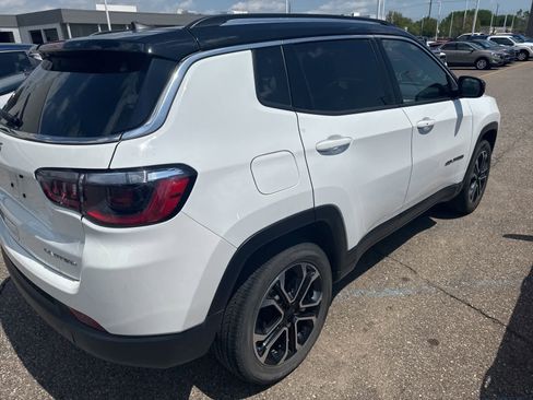 Used 2022 Jeep Compass Limited AWD/4WD image 28