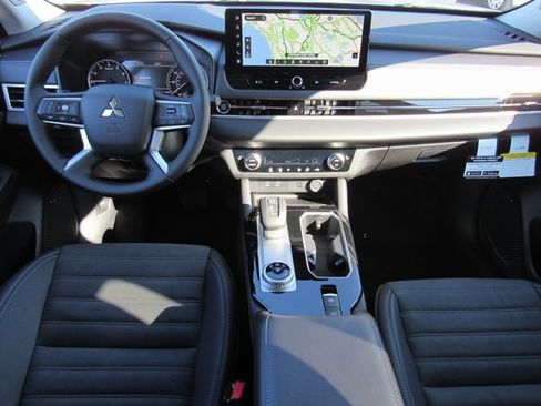 New 2025 Mitsubishi Outlander SE image 9