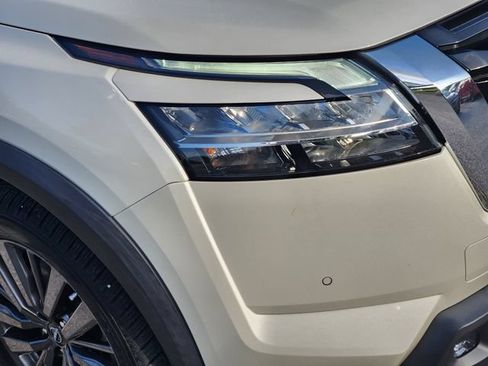 Used 2022 Nissan Pathfinder SL w/ SL Premium Package FWD image 9