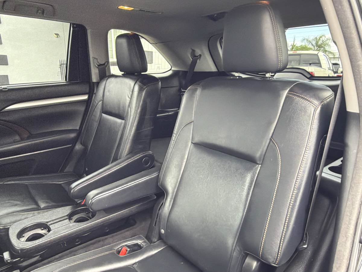 Used 2014 Toyota Highlander XLE FWD image 16