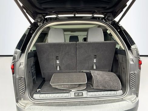 Used 2024 Land Rover Discovery S image 28