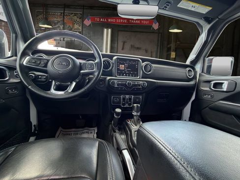 Used 2018 Jeep Wrangler Unlimited Sahara AWD/4WD image 17